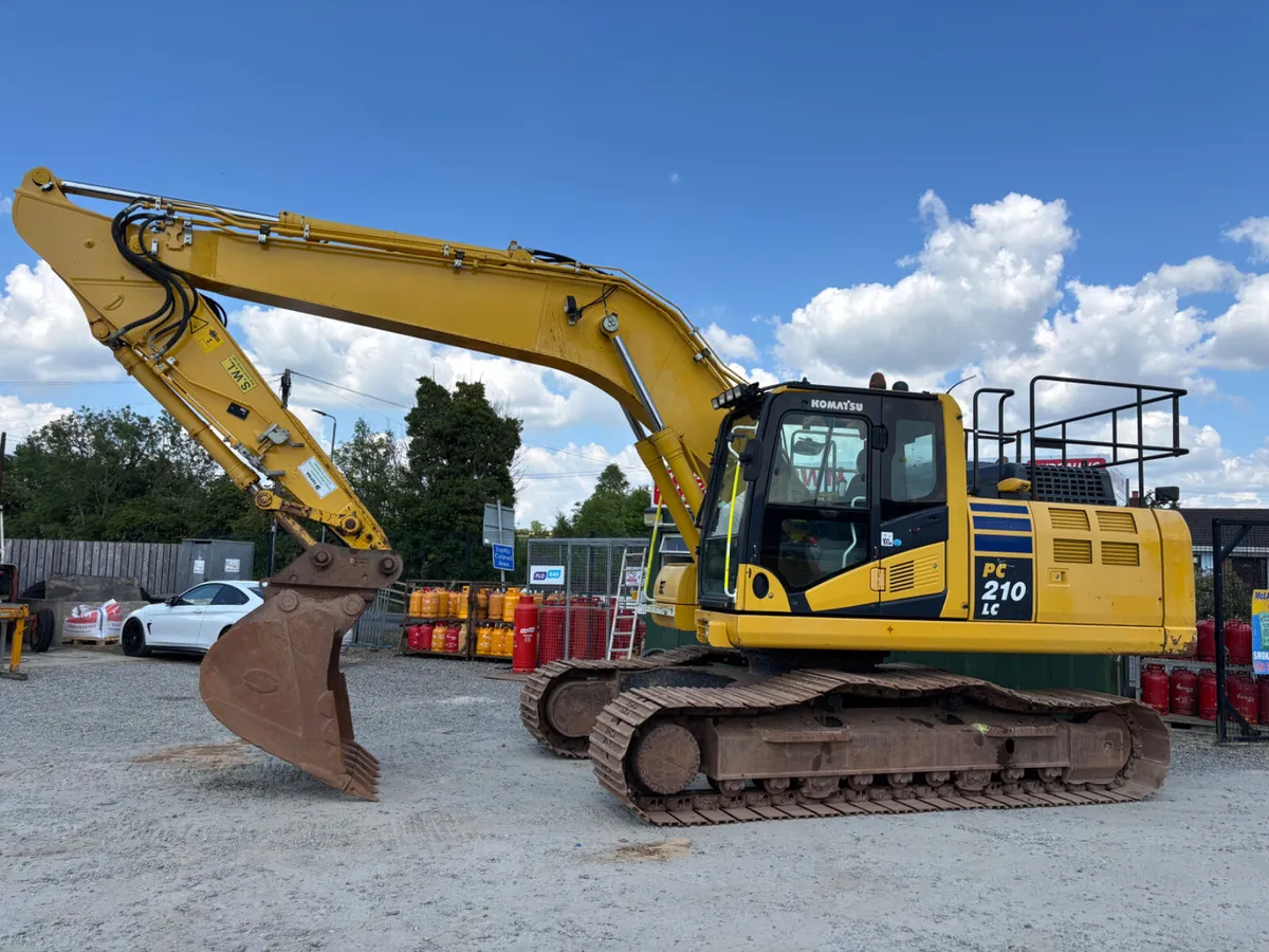2019 Komatsu PC 210-11 Tracked Excavator - Image 4