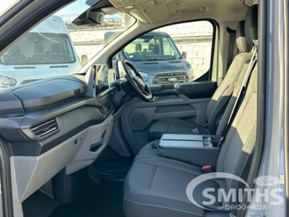 Ford Transit Custom Limited 2.0 170PS Auto - Image 4