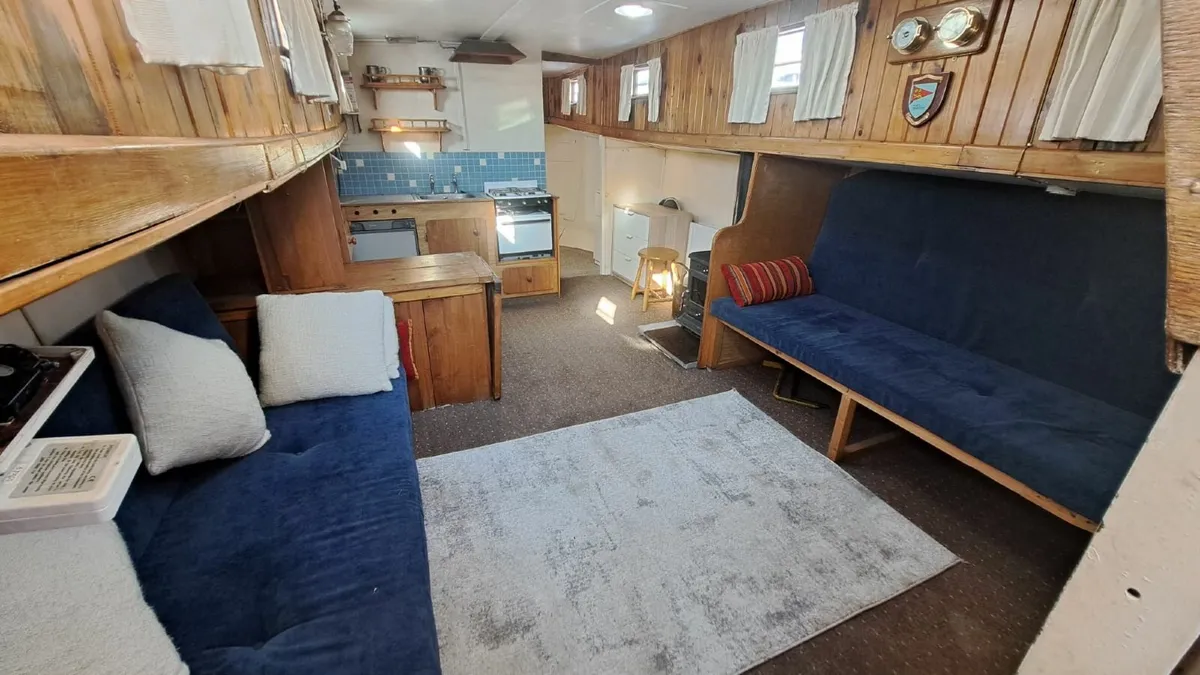 Beautiful liveaboard Barge - Image 4