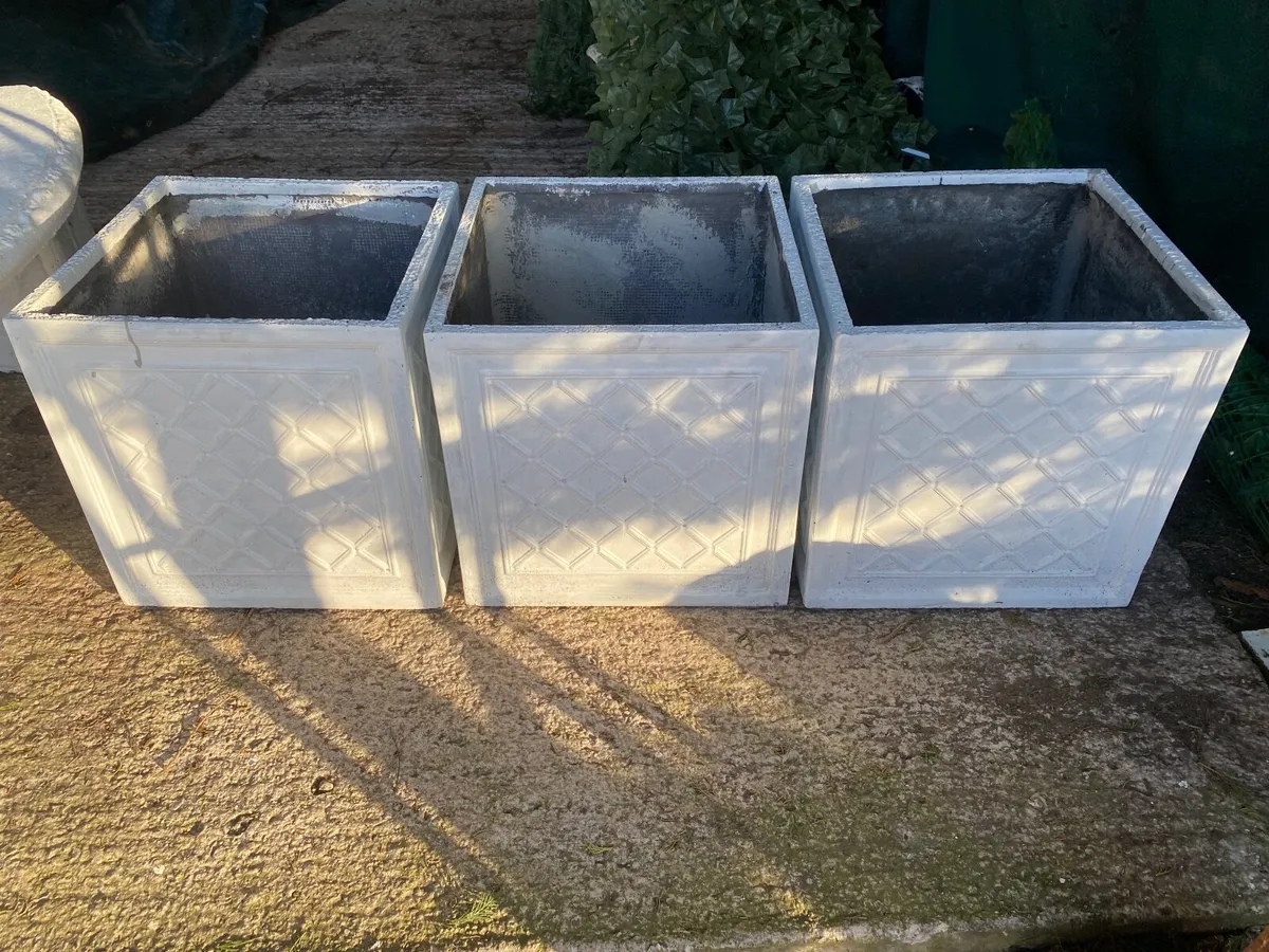 Three large planters plus four more - Image 1