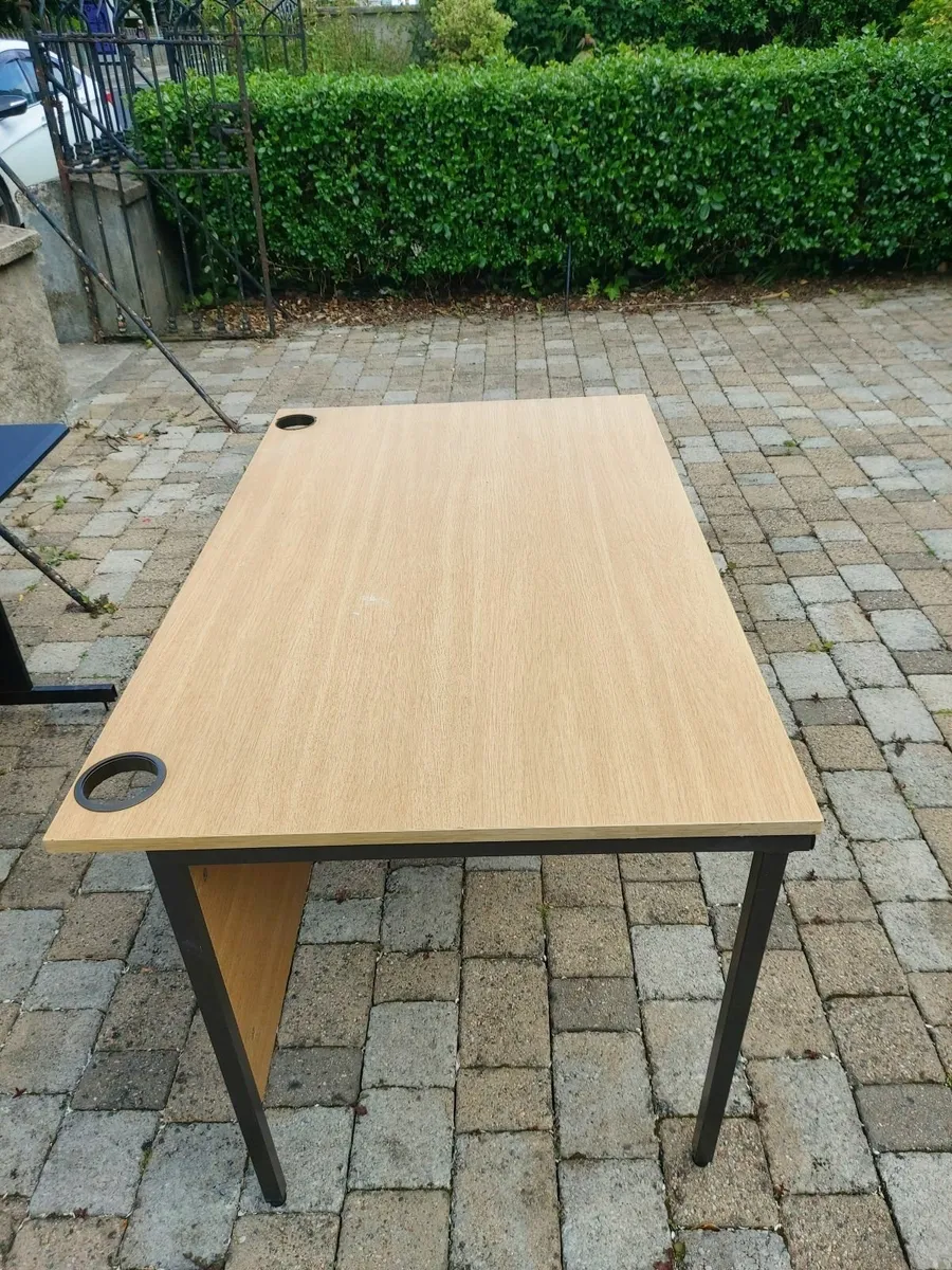 Free Desk Available - Image 2