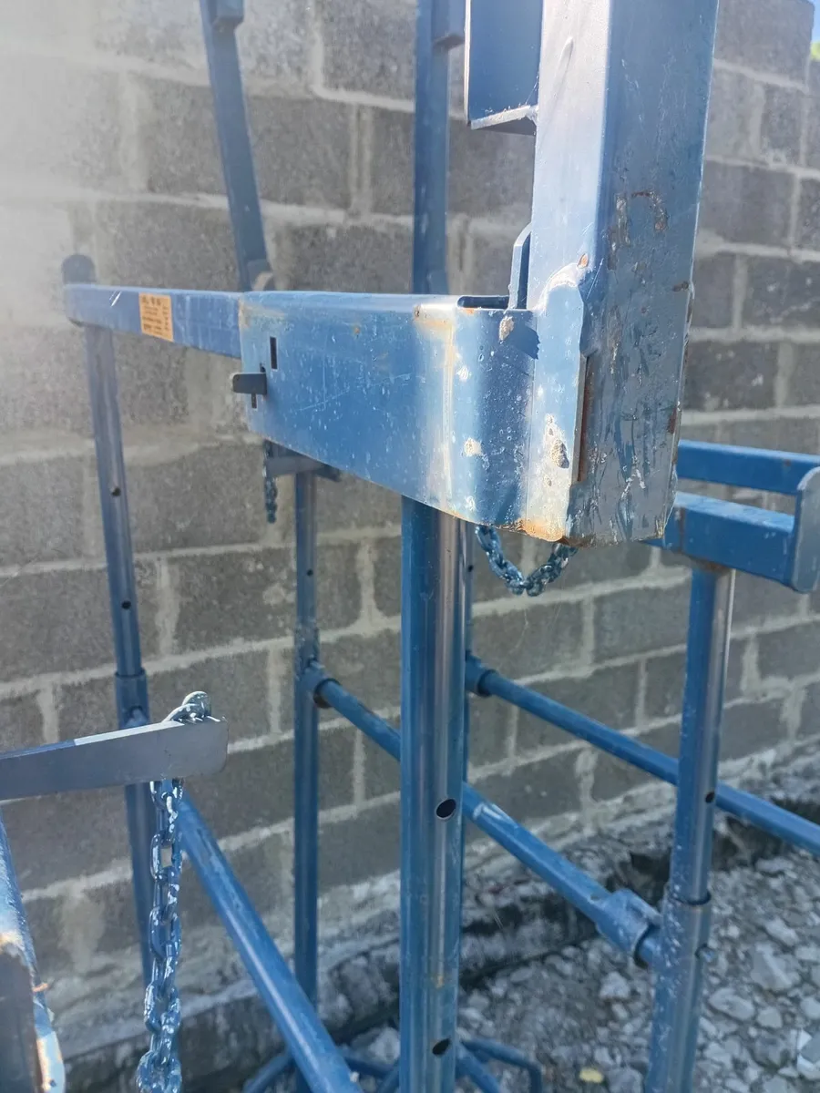 Builders trestles with edge protection brackets - Image 2