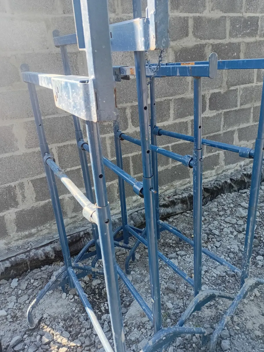 Builders trestles with edge protection brackets - Image 1