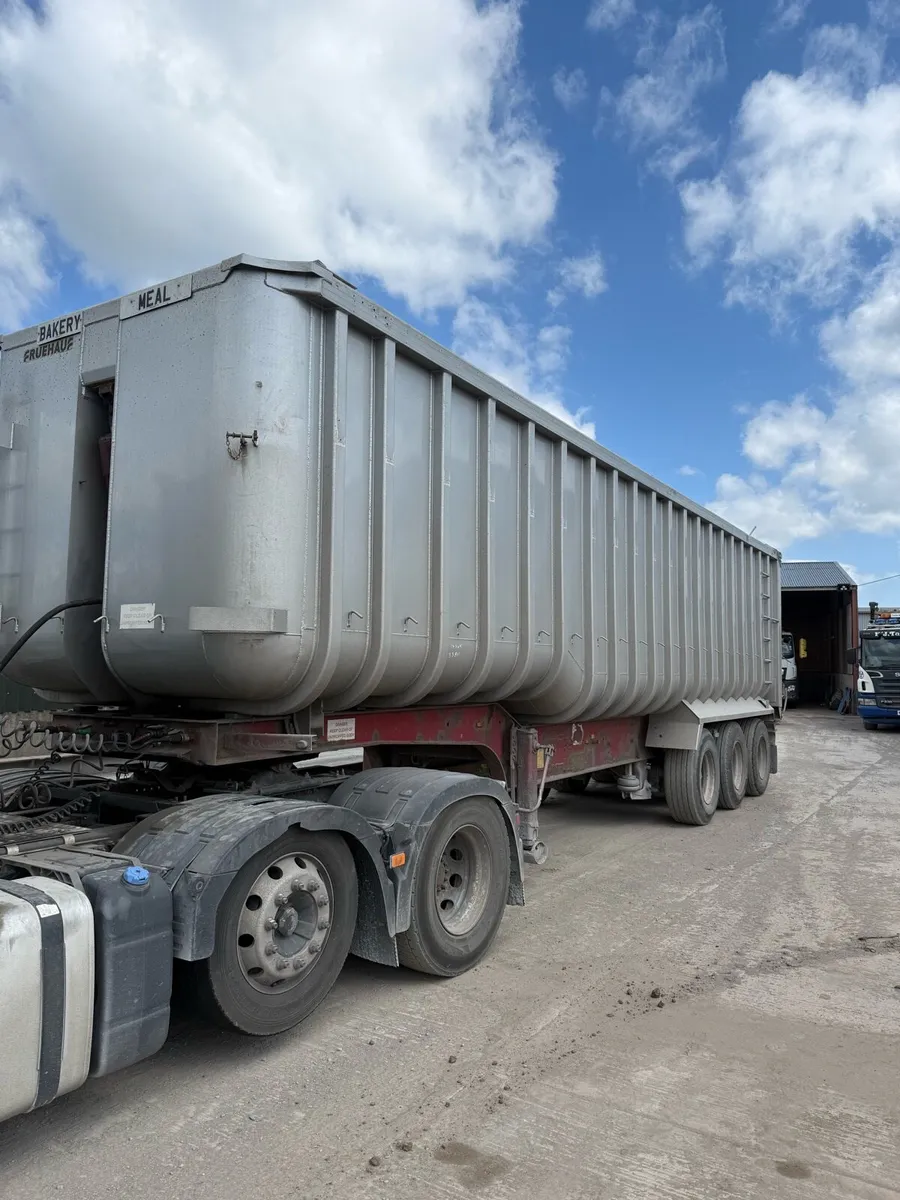 Fruehauf bulk tipper traile - Image 1