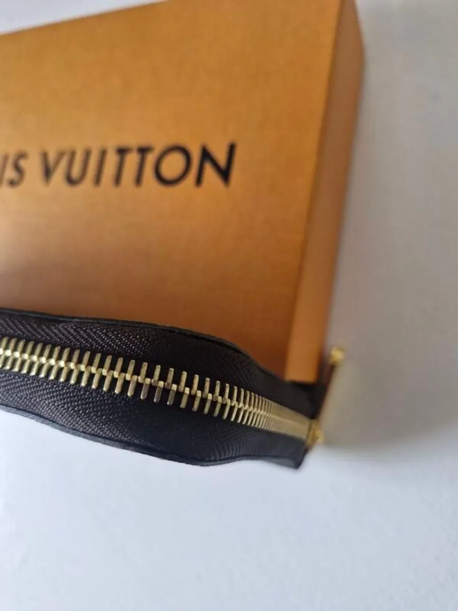 louis vuitton zippy wallet - Image 4