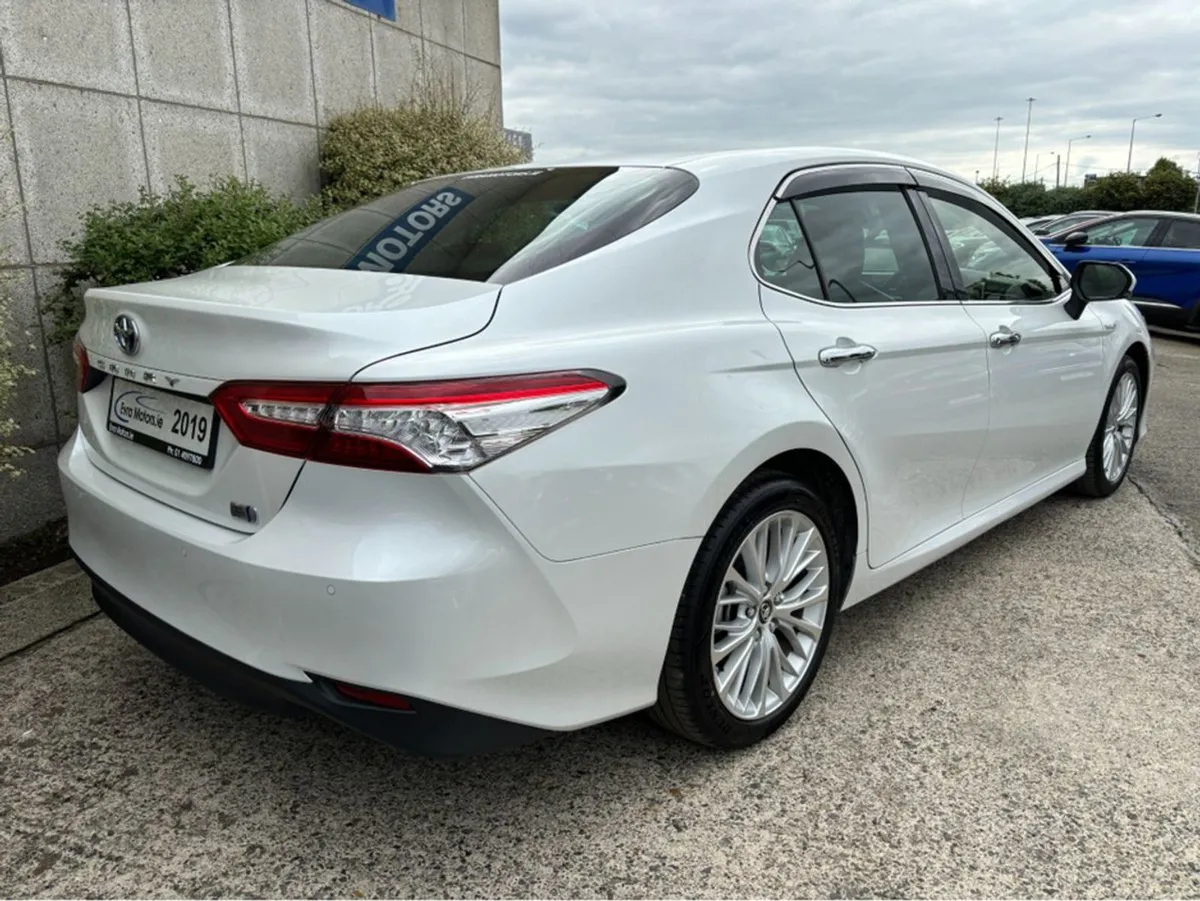 Toyota Camry Automatic 2.5 Petrol Hybrid //high S - Image 4
