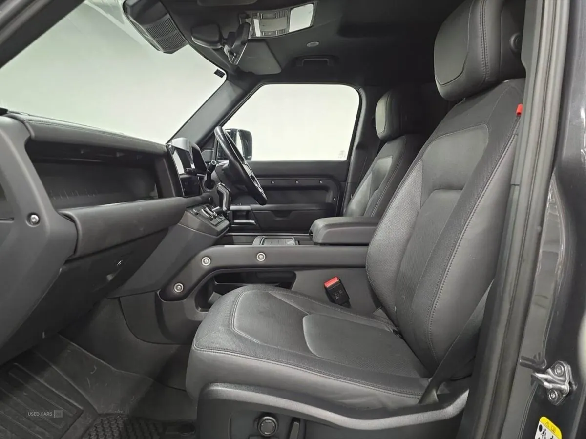 Land Rover Defender 3.0 D300 Hard Top X-dynamic H - Image 3