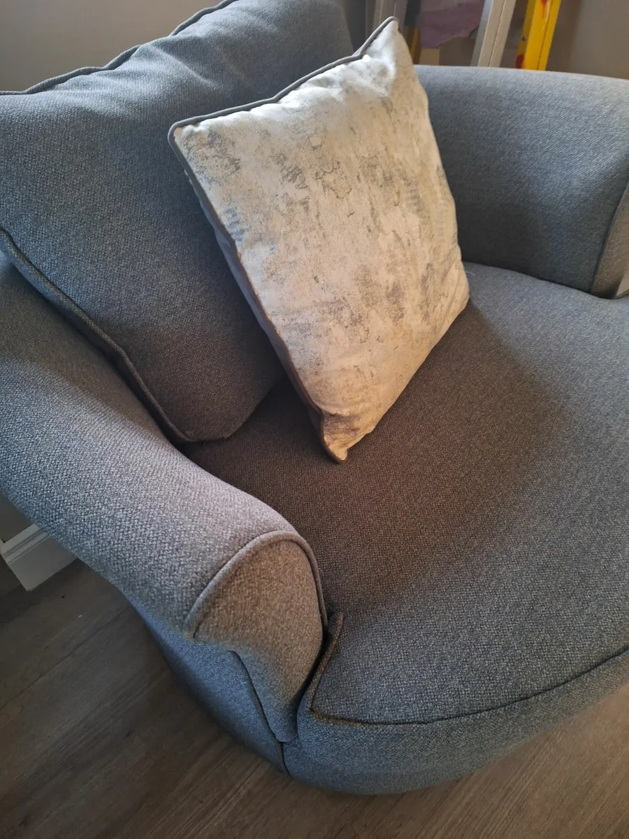 Couch - Image 4