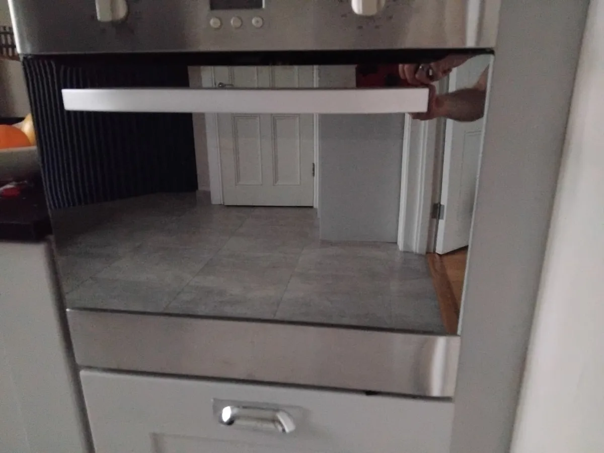 Hotpoint build in oven - Image 1