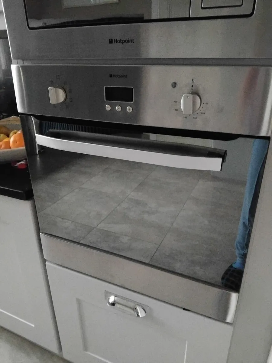 Hotpoint build in oven - Image 2