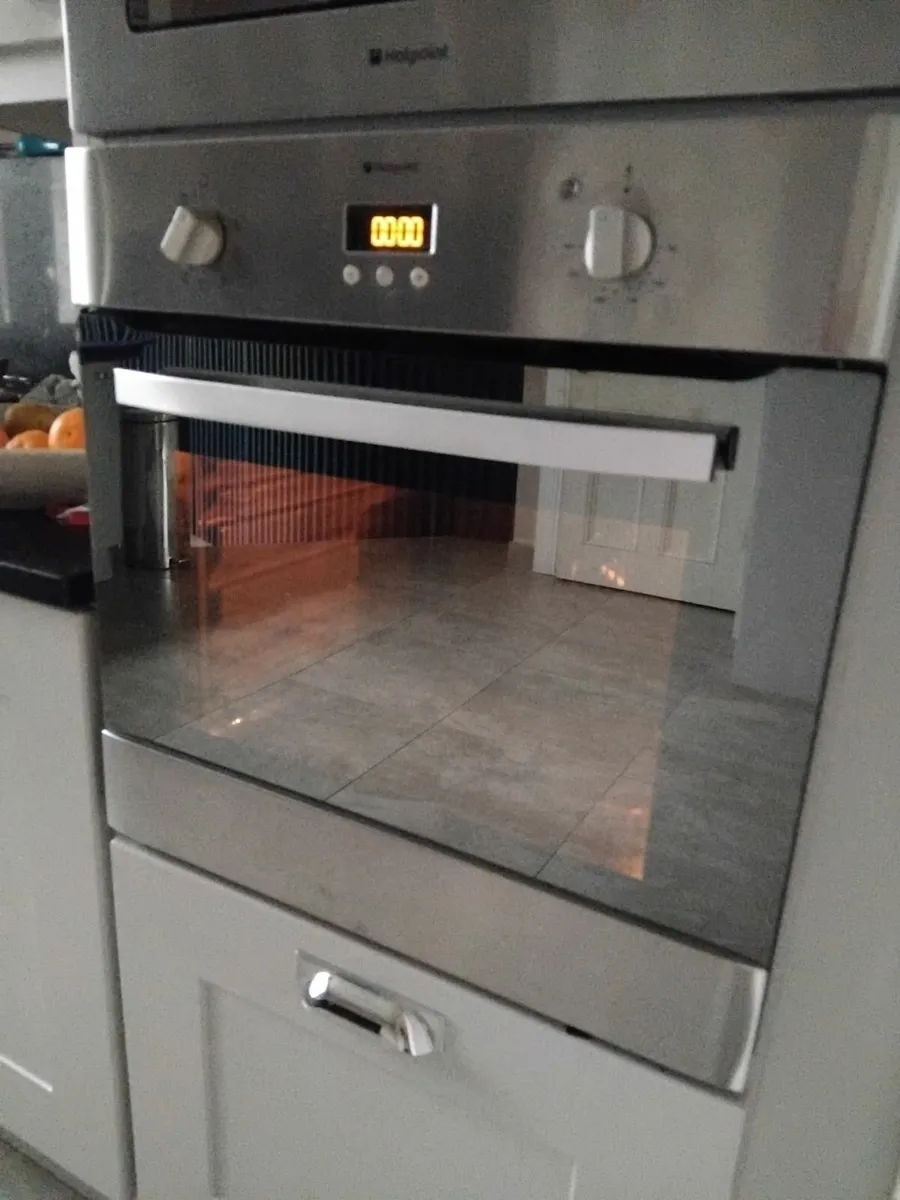 Hotpoint build in oven - Image 3