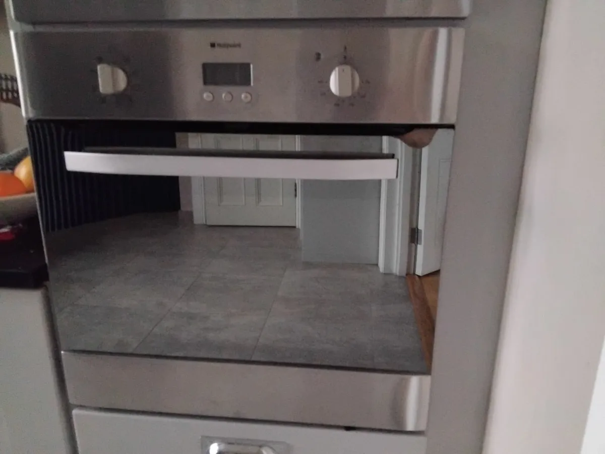 Hotpoint build in oven - Image 4