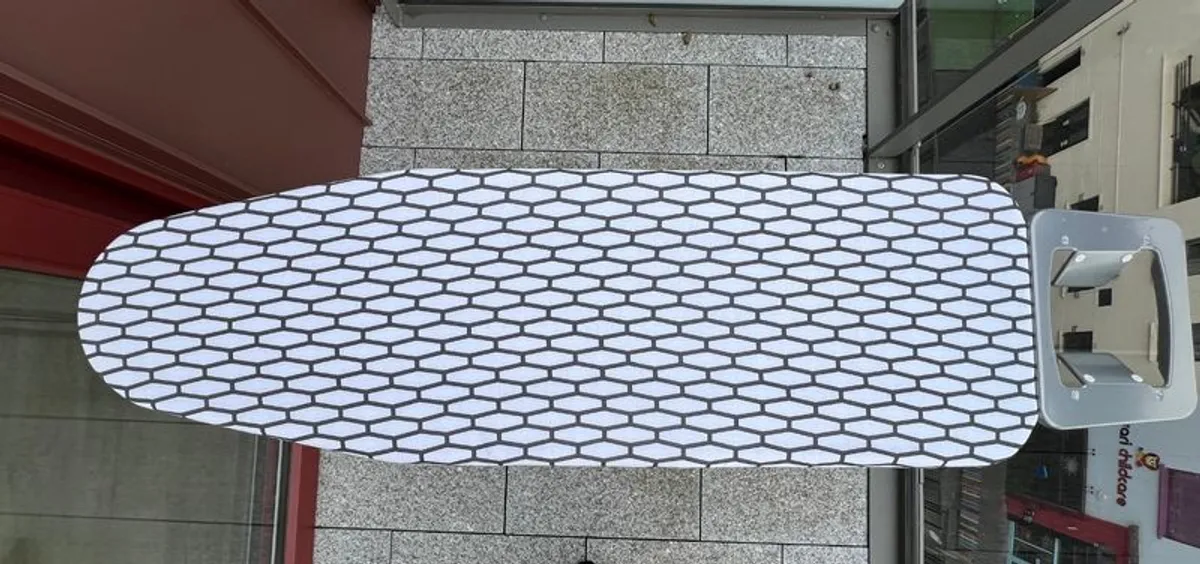 Ironing board, hardly used! - Image 2