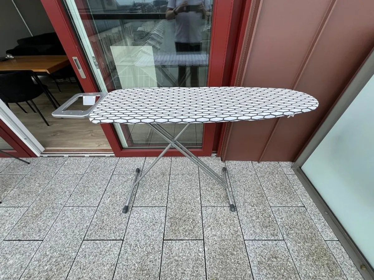 Ironing board, hardly used! - Image 3