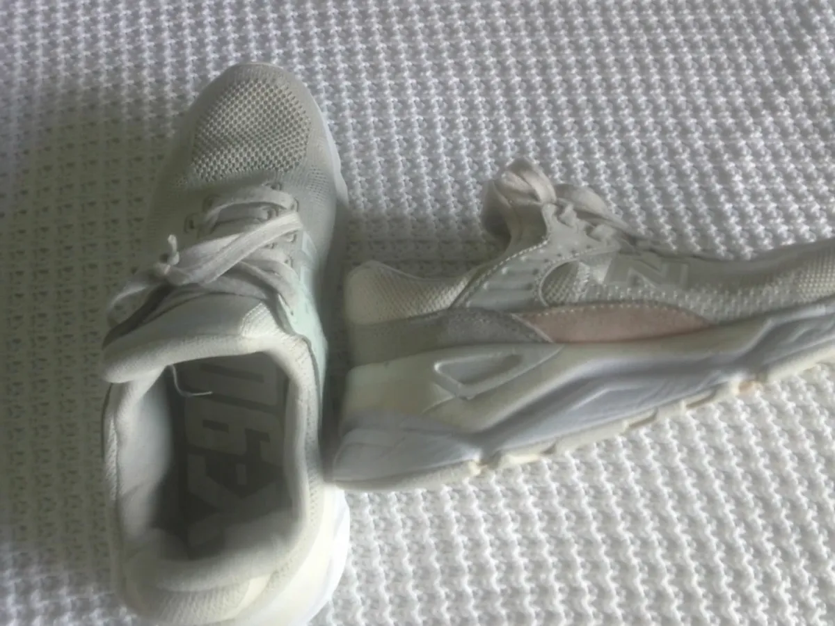 NEW BALANCE CREAM  FABRIC TRAINERS SIZE 5.5 - Image 4