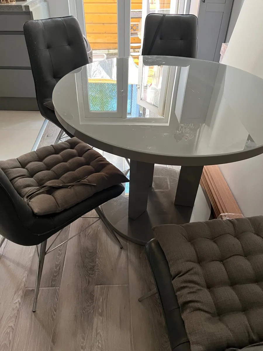 Dining table and chairs - Image 1