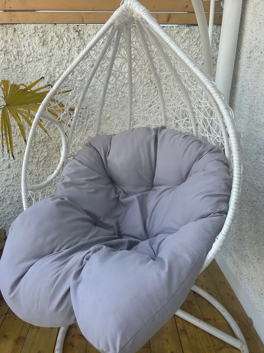 Hanging chair - Image 1