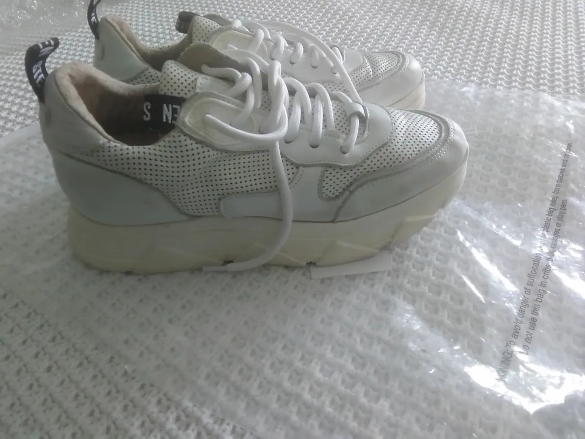 STEVE MADDEN WHITE LEATHER TRAINERS Size 5 - Image 1