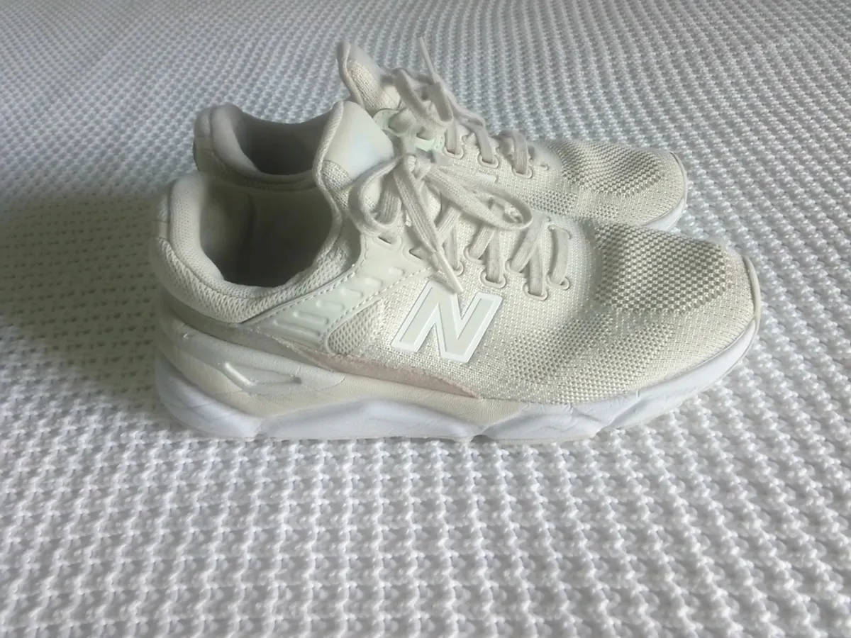 NEW BALANCE CREAM  FABRIC TRAINERS SIZE 5.5 - Image 1