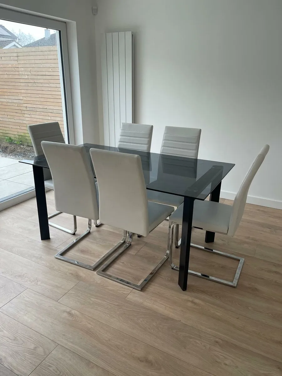 Dining table - Image 1