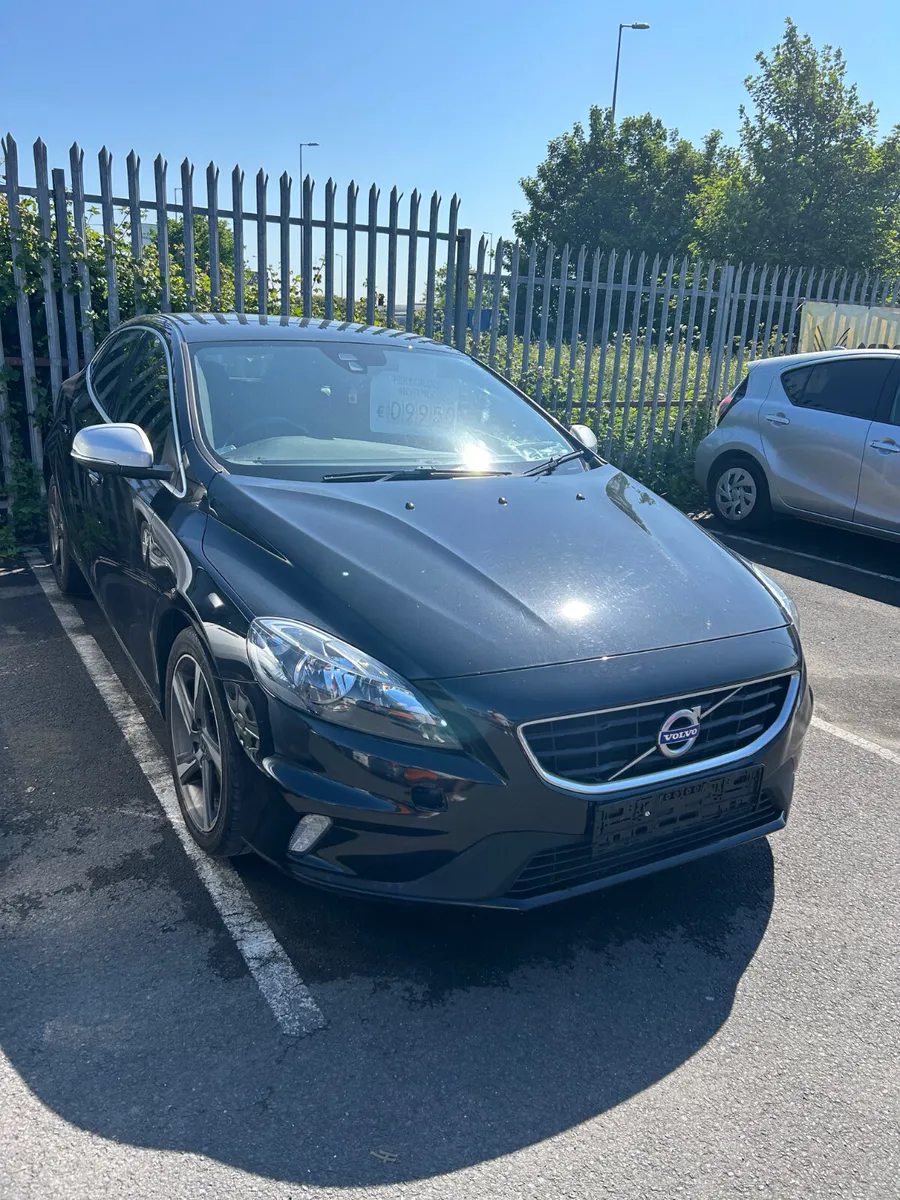 Volvo V40 2015 - Image 2