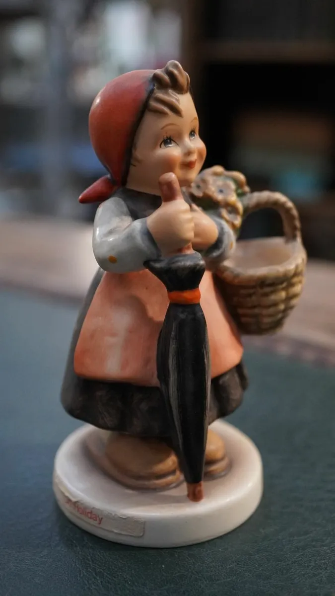 Goebel Hummel Figurine - On Holiday - Image 3