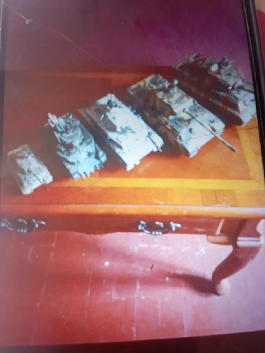 MILTARY WORLD WAR II MODLES TANKS. - Image 3