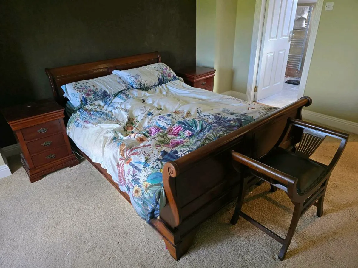Sleigh bed with matching lockers and Gondala stlye - Image 1