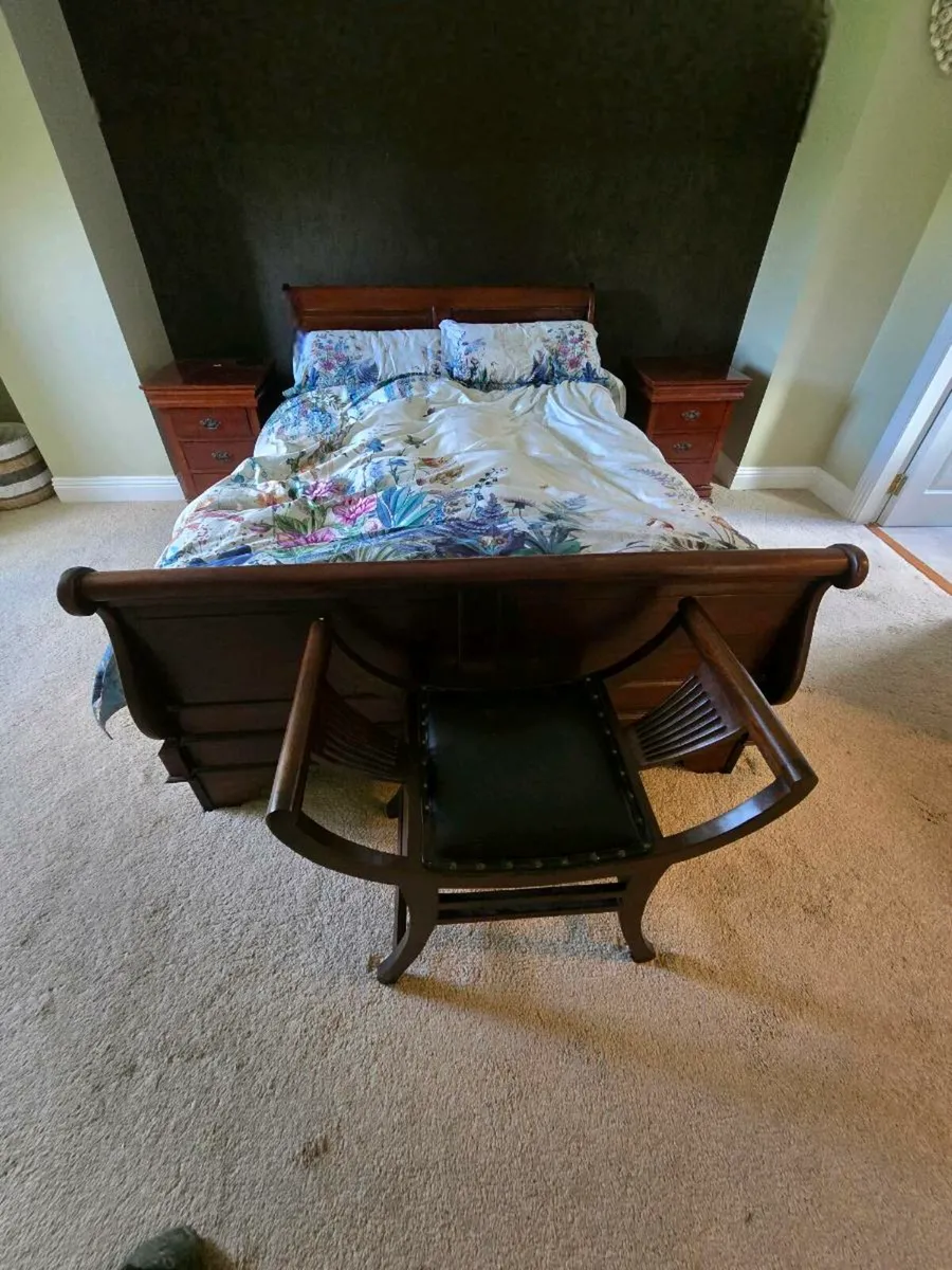 Sleigh bed with matching lockers and Gondala stlye - Image 2