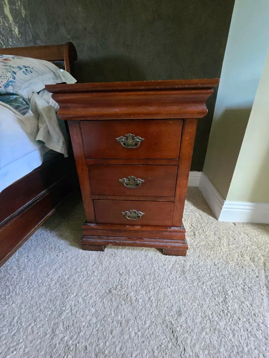 Sleigh bed with matching lockers and Gondala stlye - Image 3