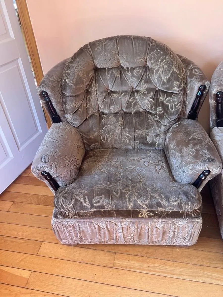 Free couch and 2 armchairs - Image 2