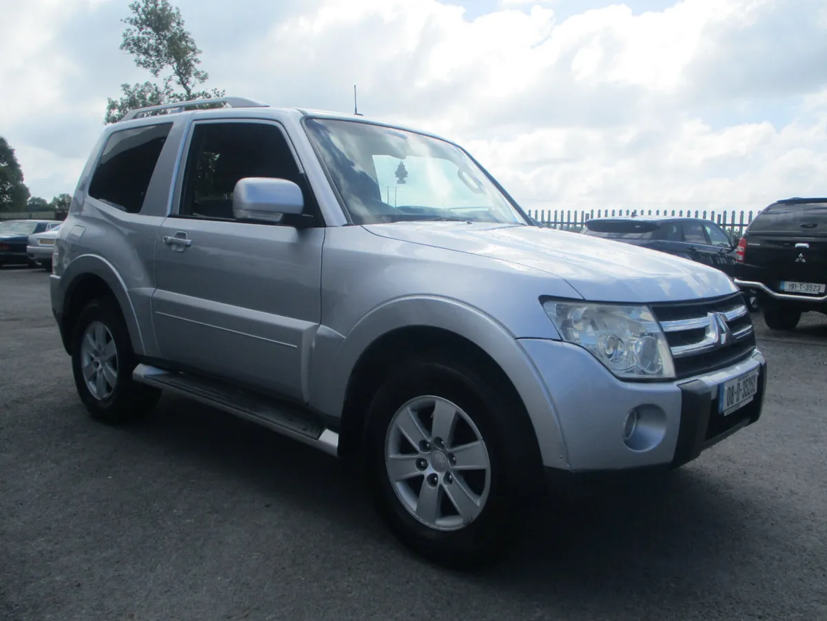 Mitsubishi Pajero 3.2 DID SWB COMM - Image 1