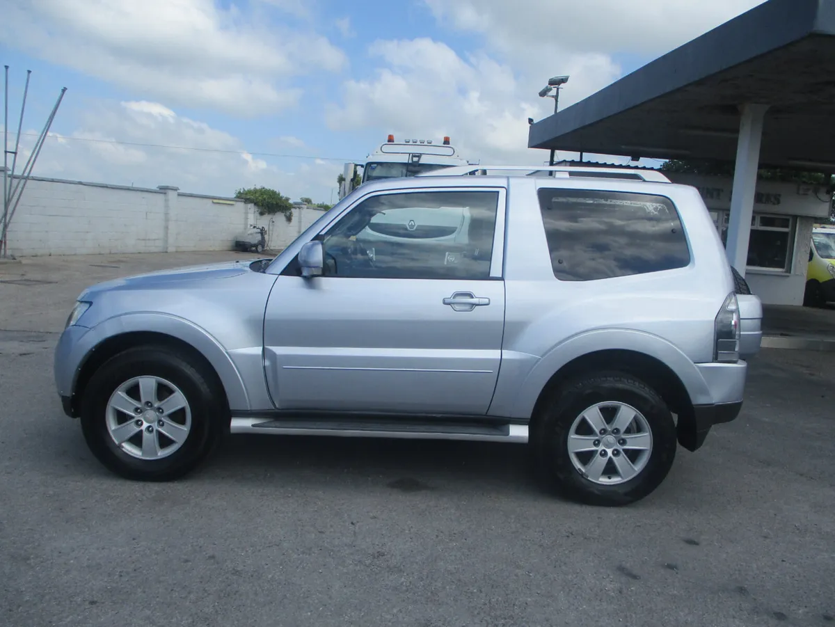Mitsubishi Pajero 3.2 DID SWB COMM - Image 4