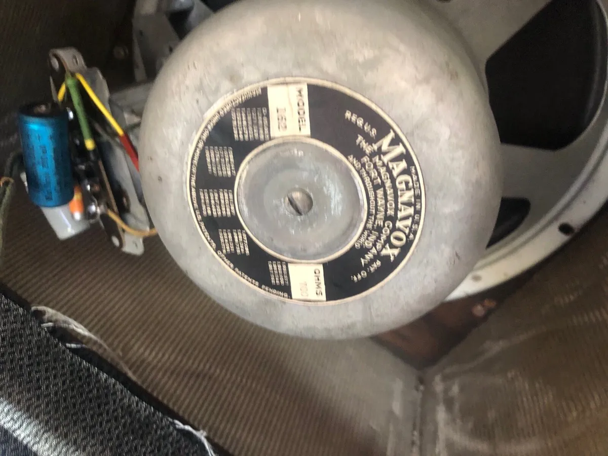 Bell and Howell speaker cabinet - Image 4