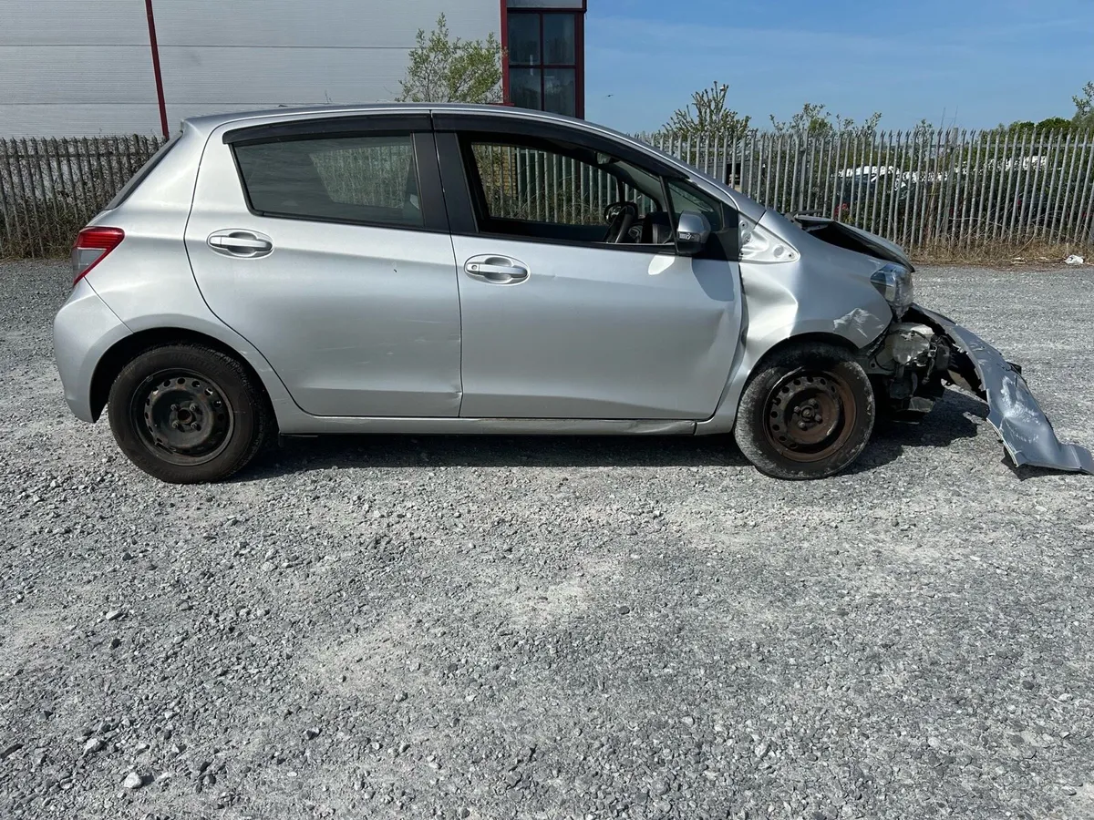 Toyota Vitz Auto for breaking - Image 2