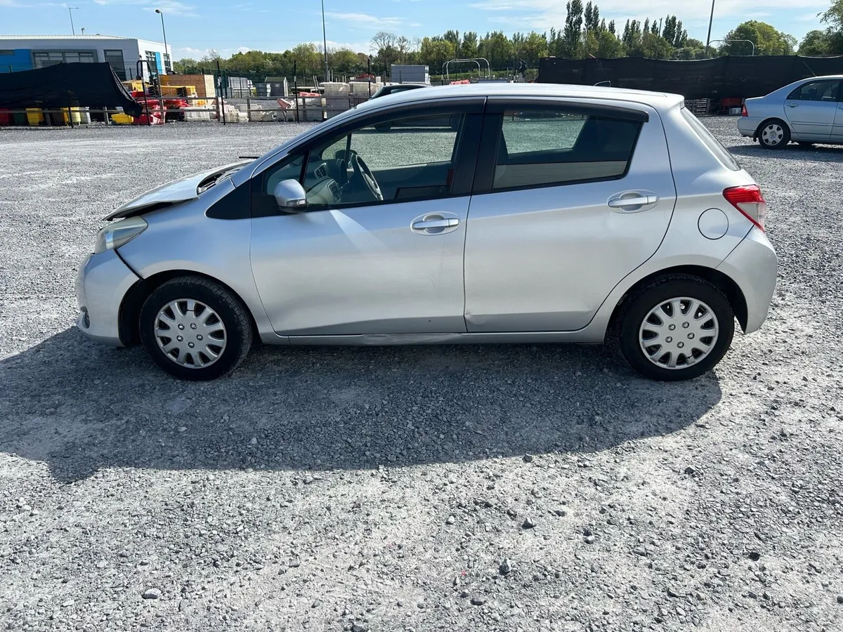 Toyota Vitz Auto for breaking - Image 3