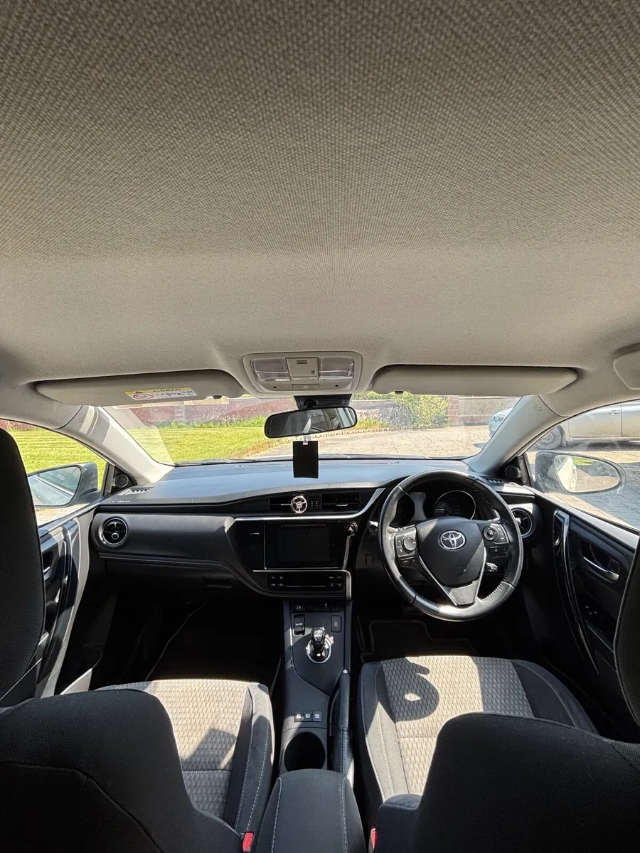 Toyota Auris 2018 - Image 2
