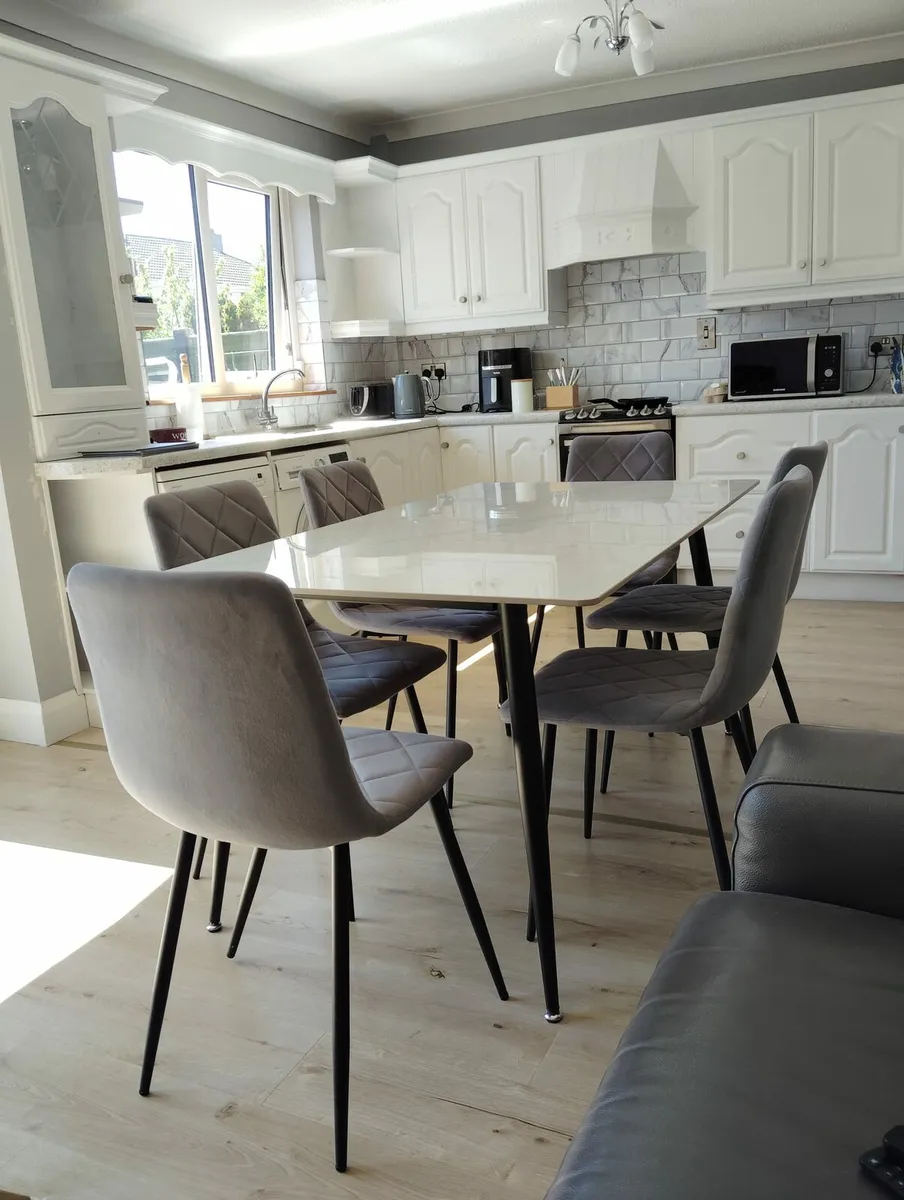 Table and chair set - Image 1