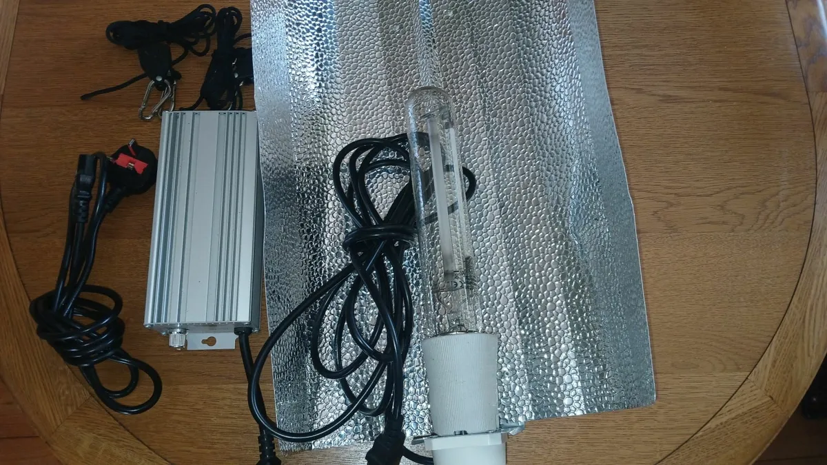 Grow Light set with 600w ballast and bulb - Image 1