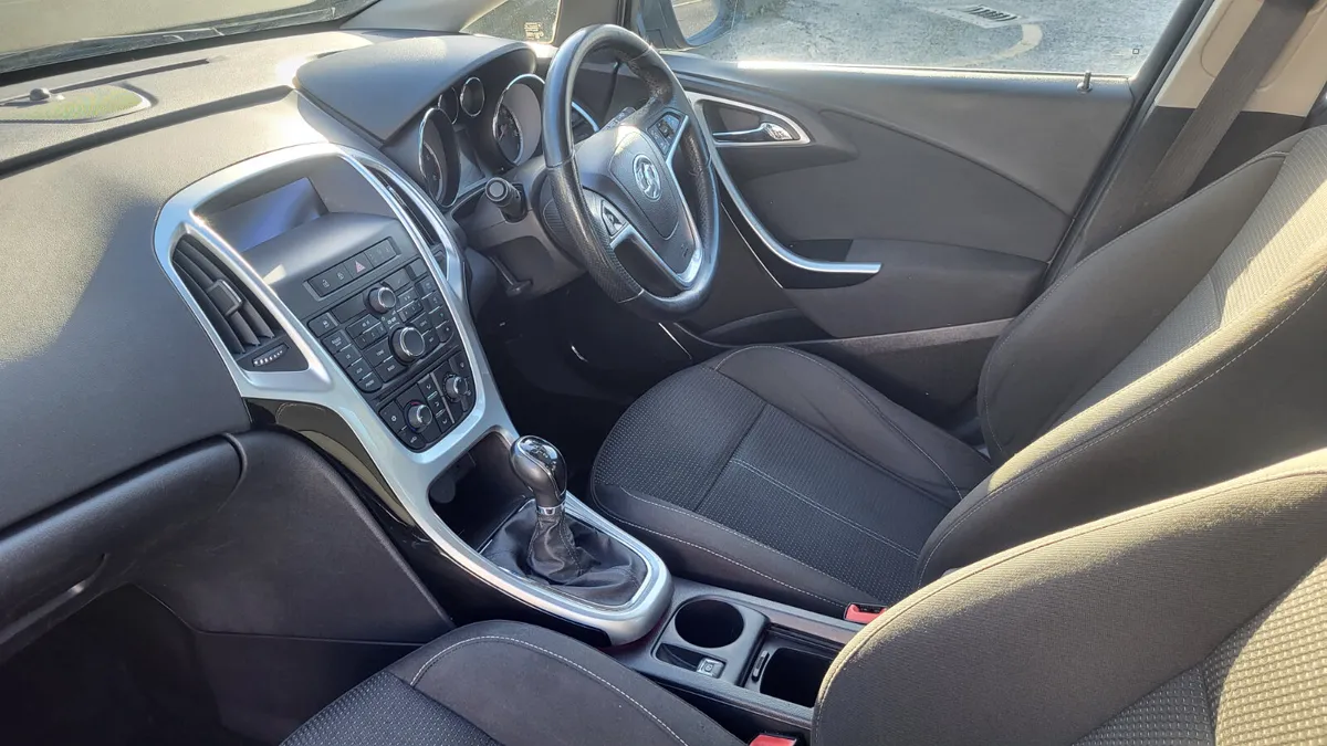 Vauxhall Astra 2011 2.0 diesel - Image 4