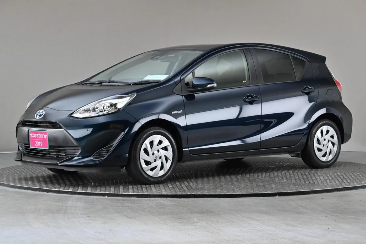 Toyota Aqua 1.5 Vvt-i Hybrid  2tone Interior andr - Image 4