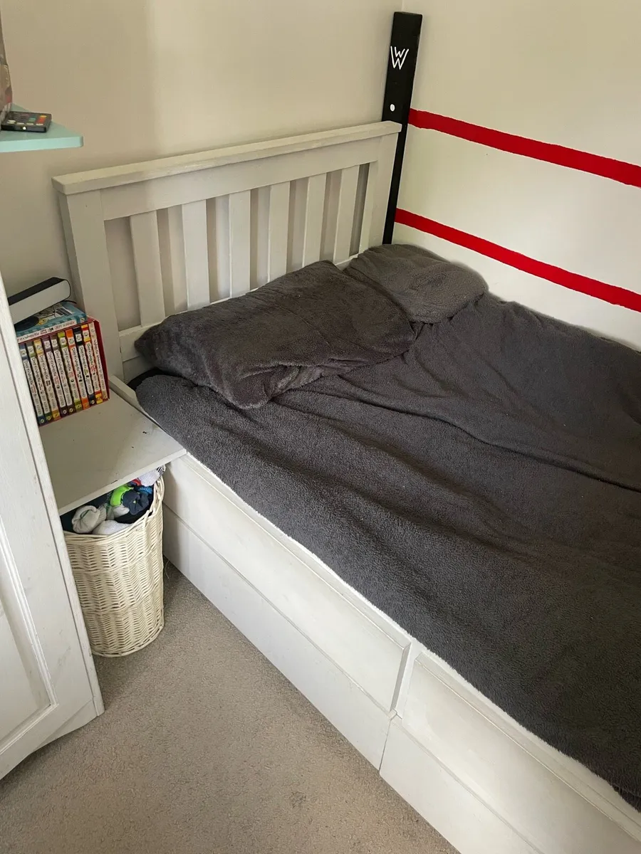Single bed - Image 2