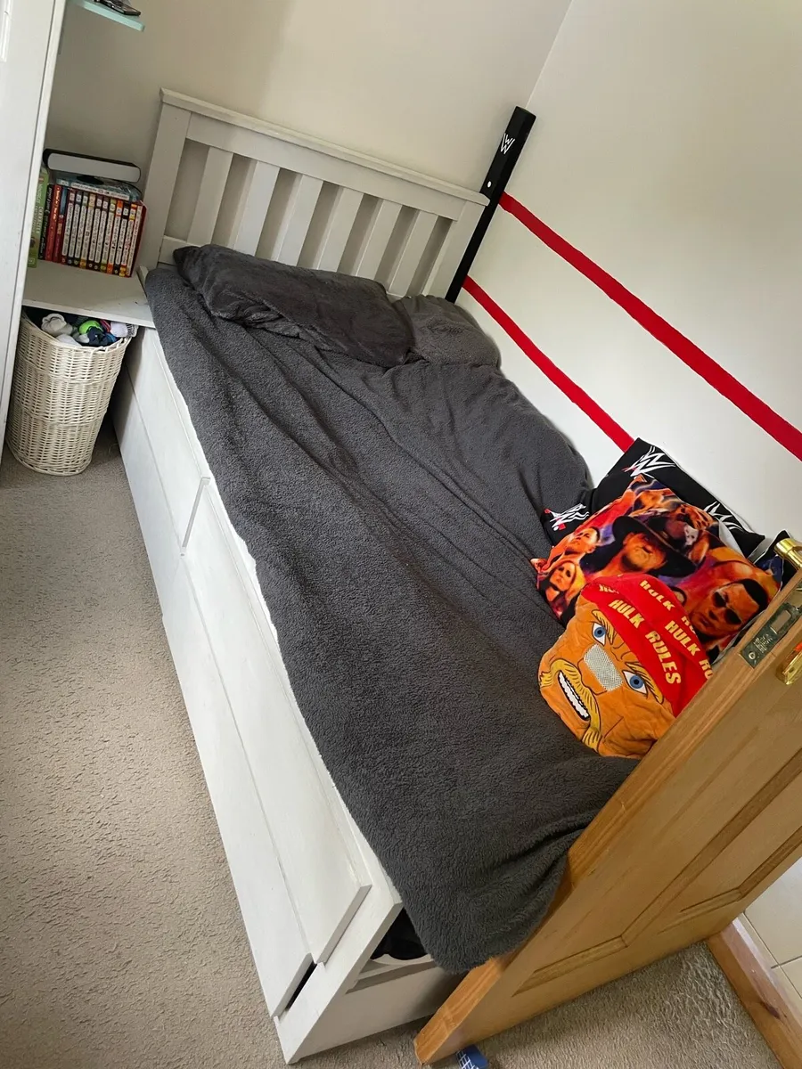 Single bed - Image 1