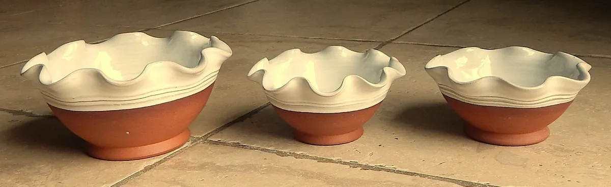 3 Stephen Pearce Pottery Curly Bowls - Image 3