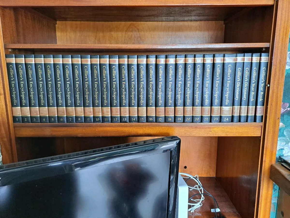Collier's Encyclopedia set + some Year books - Image 1