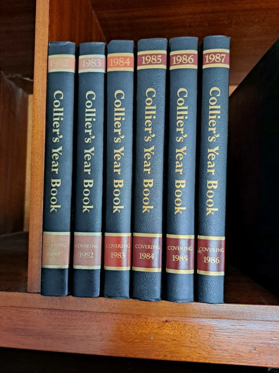 Collier's Encyclopedia set + some Year books - Image 2