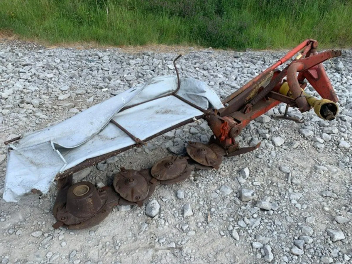 KUHN 4 DISC MOWER, 5'6" CUT - Image 1