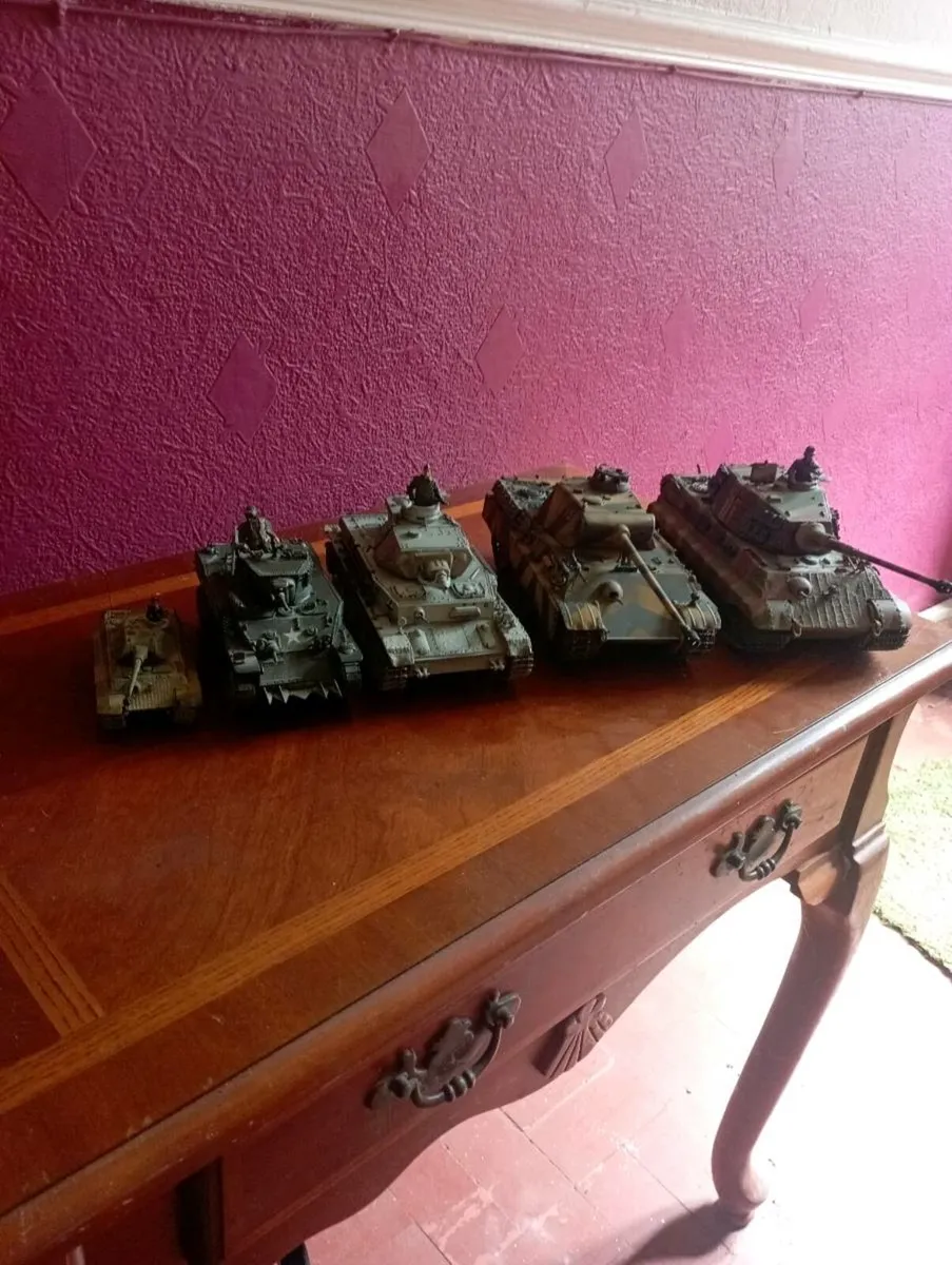 MILTARY WORLD WAR II MODLES TANKS. - Image 1