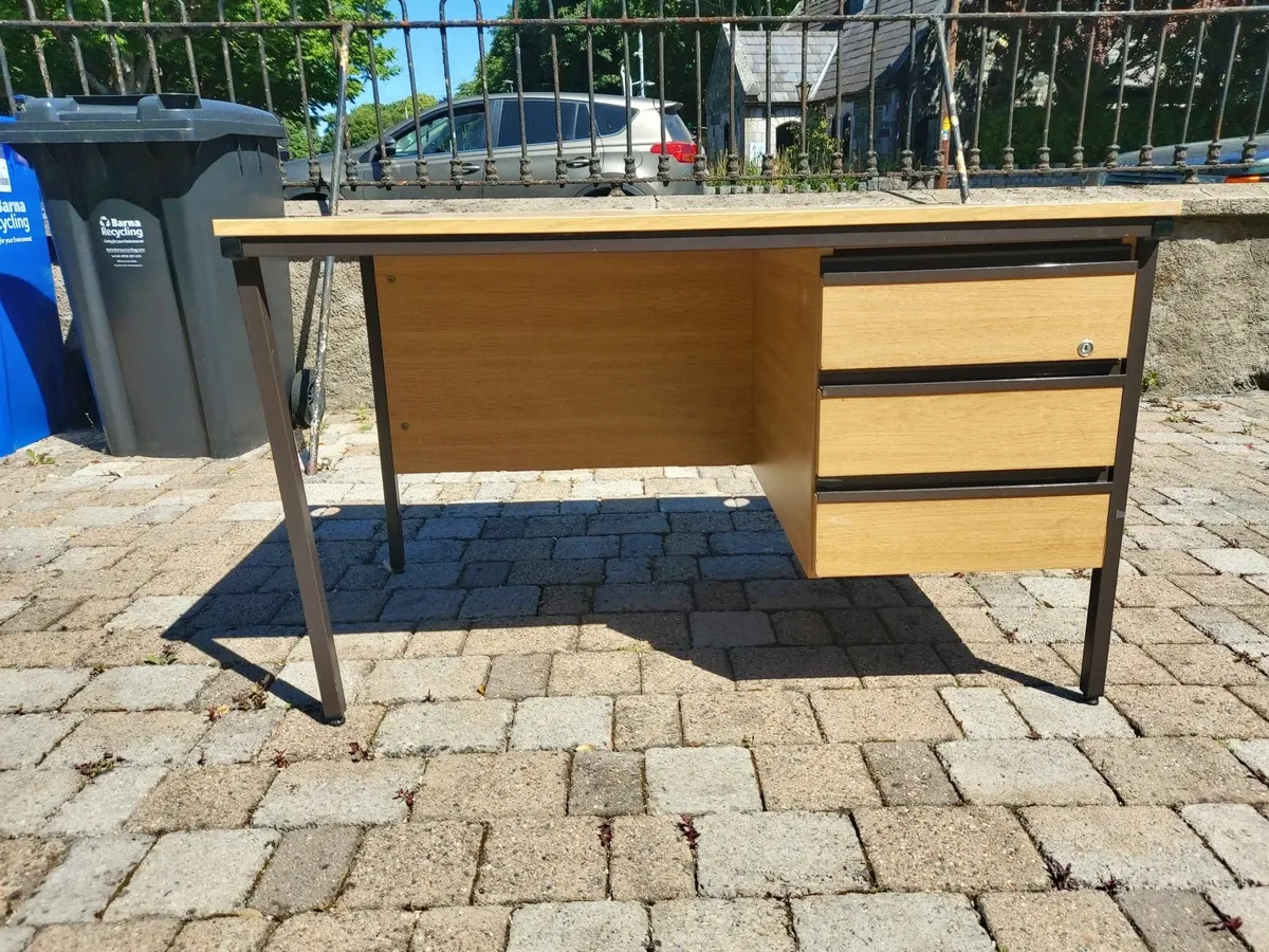 Free Desk Available - Image 1