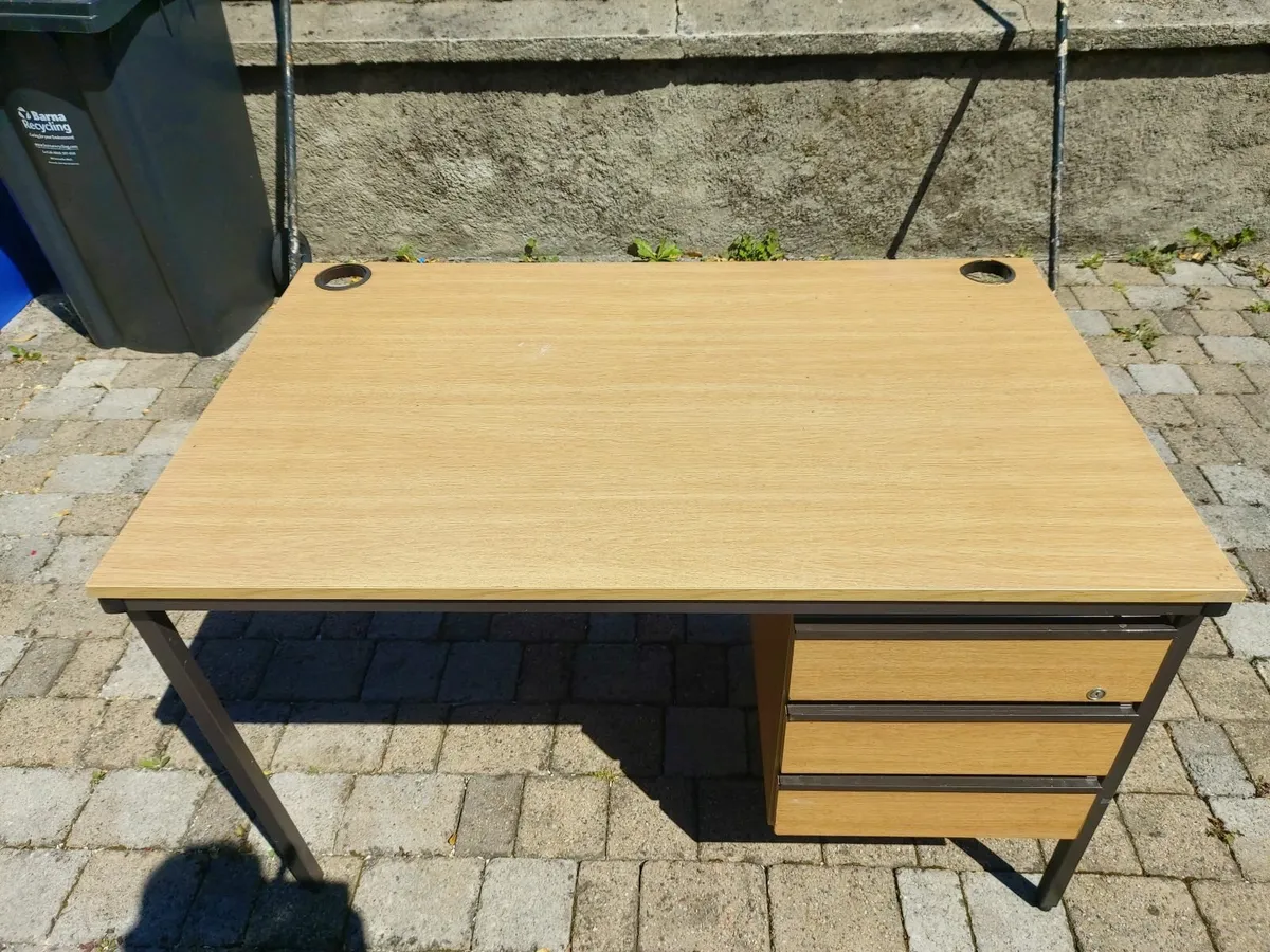 Free Desk Available - Image 3